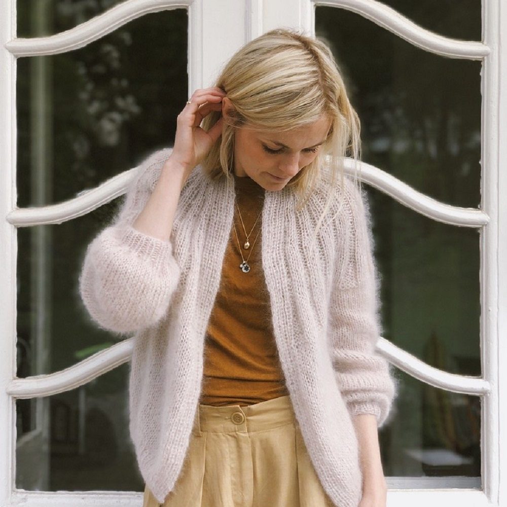 Lyserød cardigan fra PetiteKnit strikket i mohair