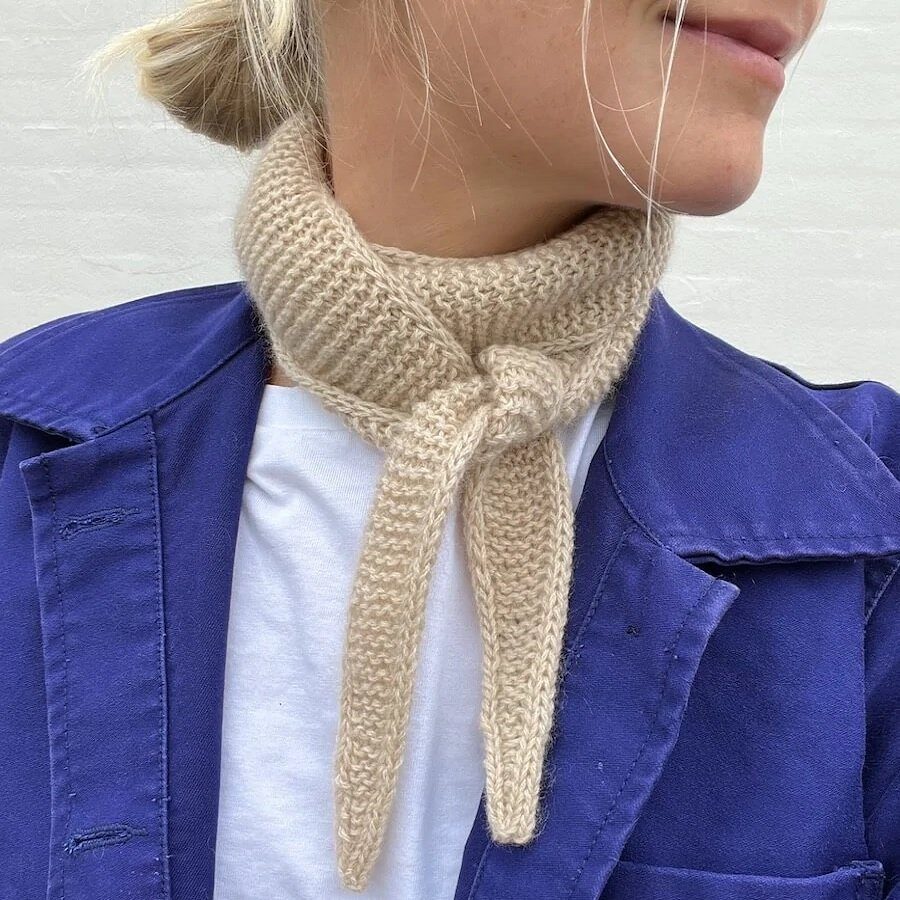 Sophie Scarf fra PetiteKnit, strikket i beige garn
