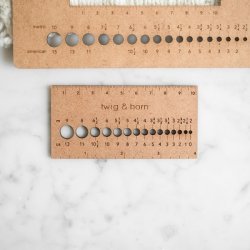 Twig &amp; Horn, Square Gauge Ruler - Strikkefasthedsmler