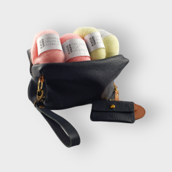 So Schjelde, Strikketaske Square