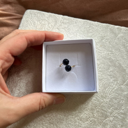 By Myr, Strikkering Adea - Dyb Bl Goldstoneperler