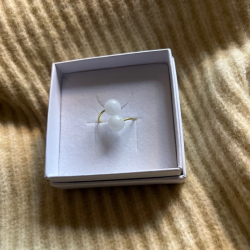 By Myr, Strikkering Yoko - Hvide Jadeperler