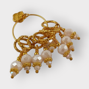 Markrshoppen, Smykkemarkrer med mlkehvide facetterede perler