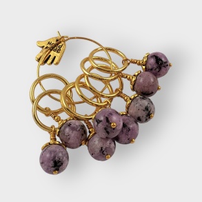 Markrshoppen, Smykkemarkrer med lilla Labradorit-perler